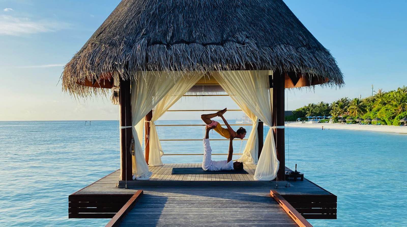 Sunset Acro-Yoga Malediven